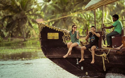 Kerala houseboat booking – Alleppey backwaters overnight cruise